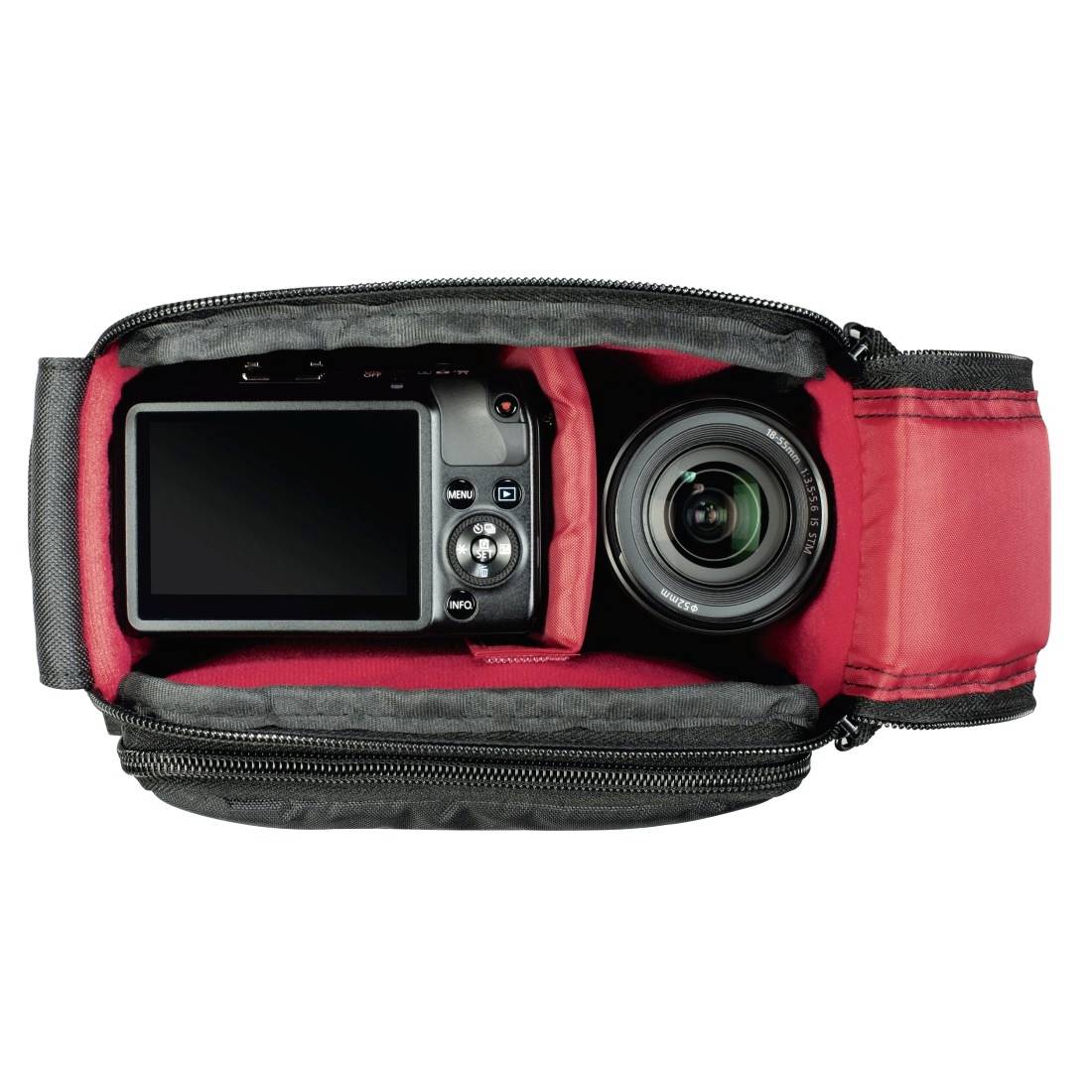 Geöffnete Kameratsche mit einem DSLR- oder spiegellosen Kamerabody und Objektiv, das in roten gepolsterten Fächern aufbewahrt wird.