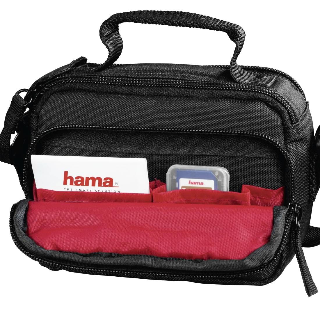 Offene schwarze Kameratasche mit Griff und rot ausgekleideten vorderen Taschen, enthält eine Hama-Karte und ein Speicherkartenetui.