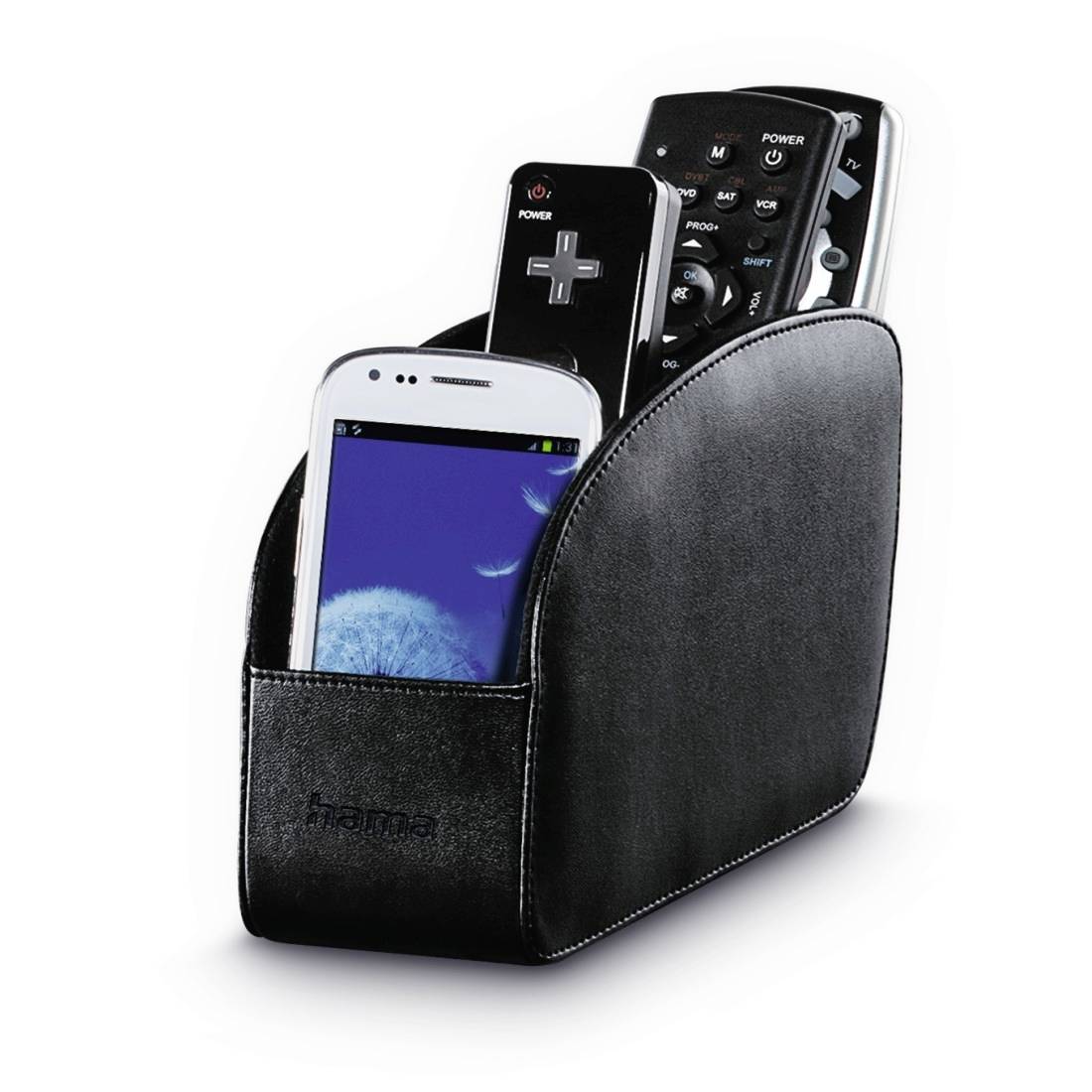 Schwarze Lederorganizertasche mit einem Smartphone und zwei Fernbedienungen, mit einer vorderen Tasche und offener Oberseite auf weißem Hintergrund.