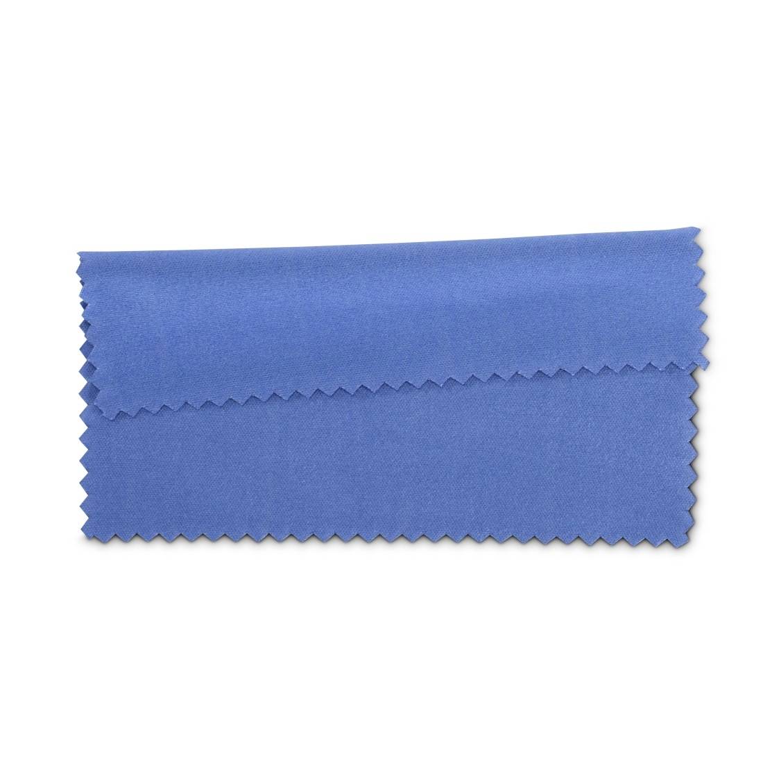 Gefaltetes blaues Mikrofaser-Reinigungstuch auf weißem Hintergrund.