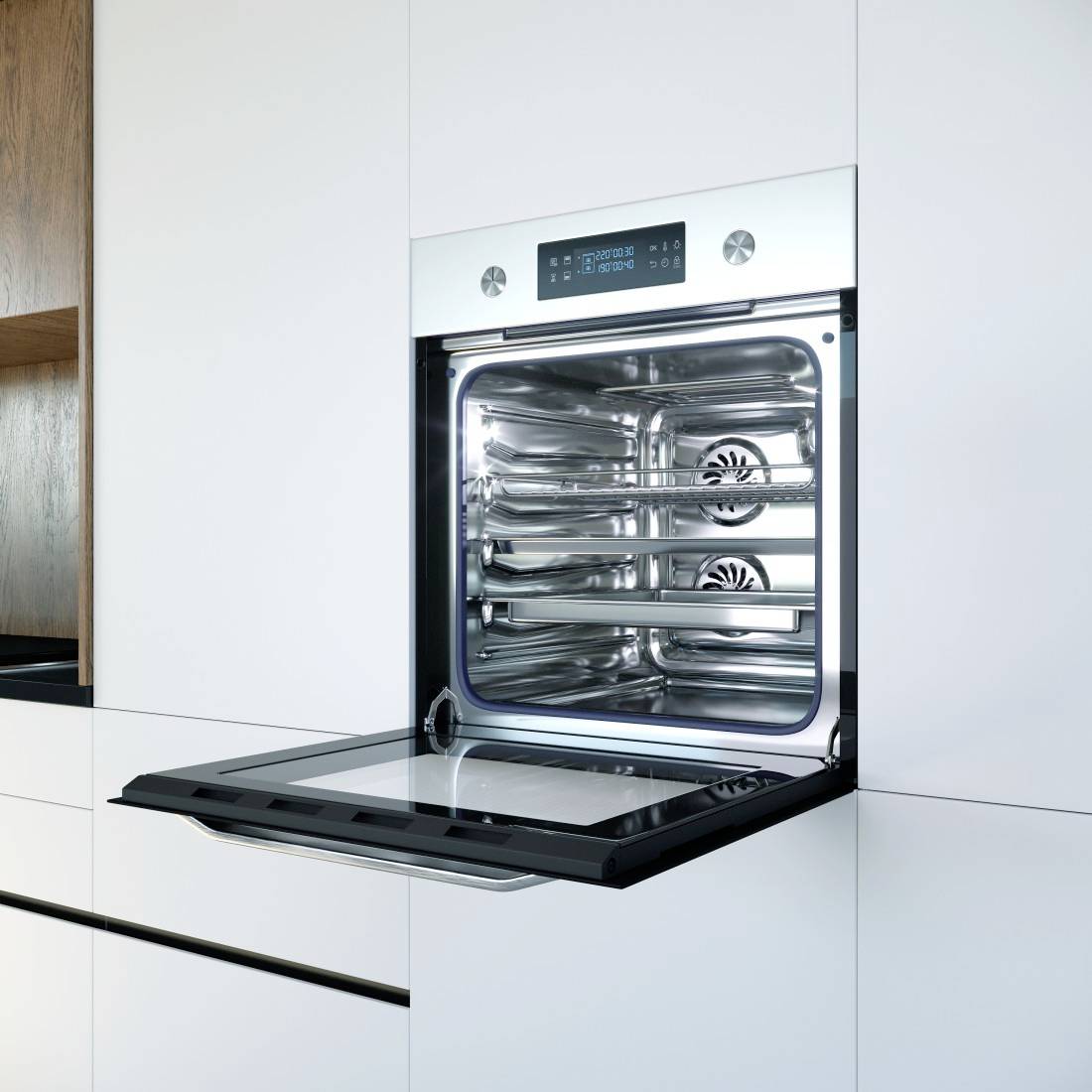 Eingebauter Edelstahl-Backofen mit Glastür in einer modernen weißen Küche, zeigt Innengestelle und digitale Steuerelemente.