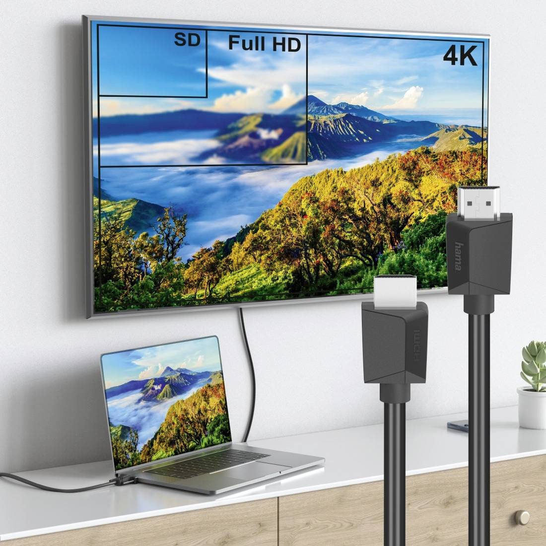 4K-HDMI-Kabel, das von einem Laptop zu einem Fernseher verbunden ist, zeigt einen Vergleich der Auflösungen SD zu Full HD bis 4K auf dem Bildschirm.