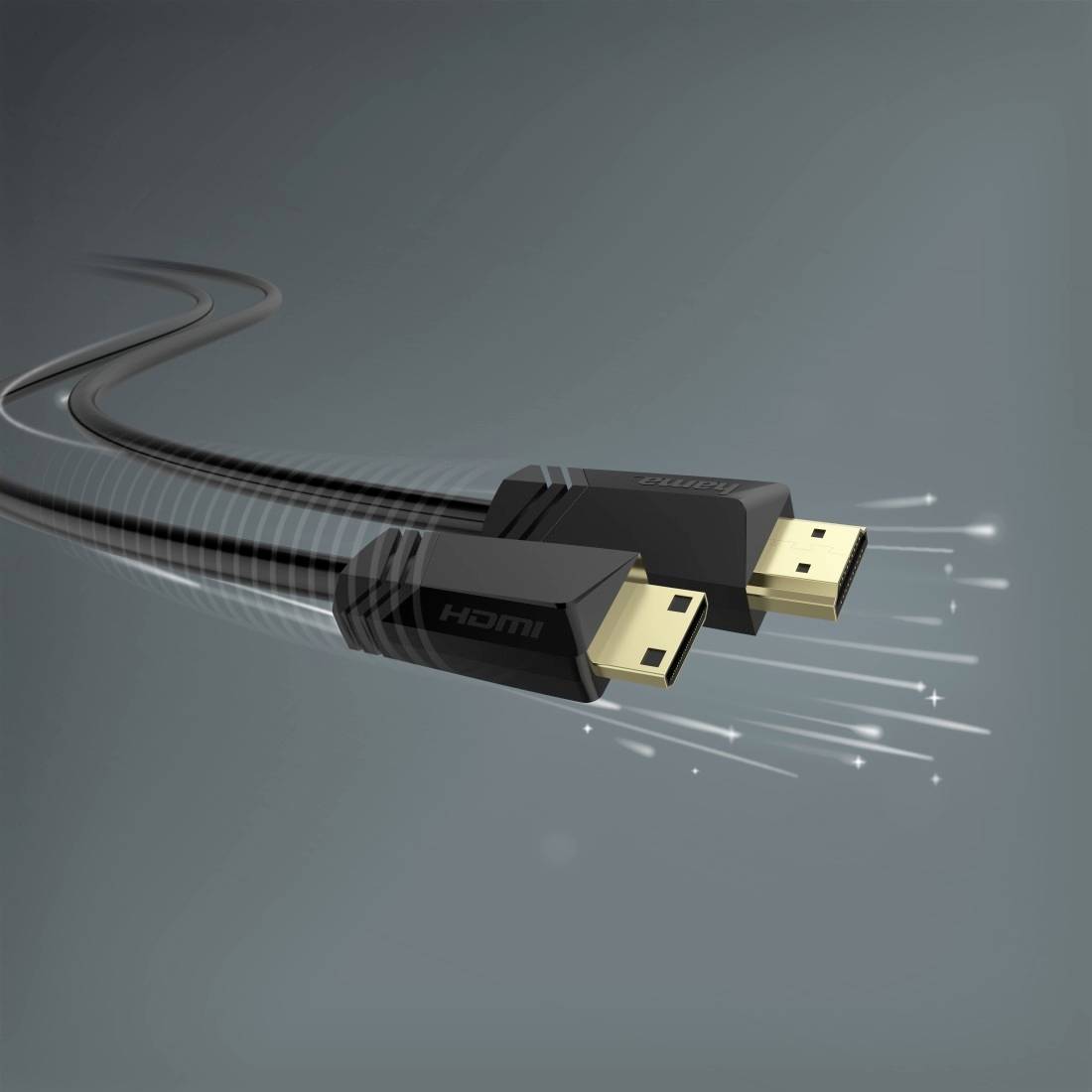 Zwei HDMI-Kabelstecker, die sich von einem schwarzen Kabel auf grauem Hintergrund erstrecken, deuten auf eine hochgeschwindigkeitsbasierte Videoverbindung oder Datenübertragung hin.
