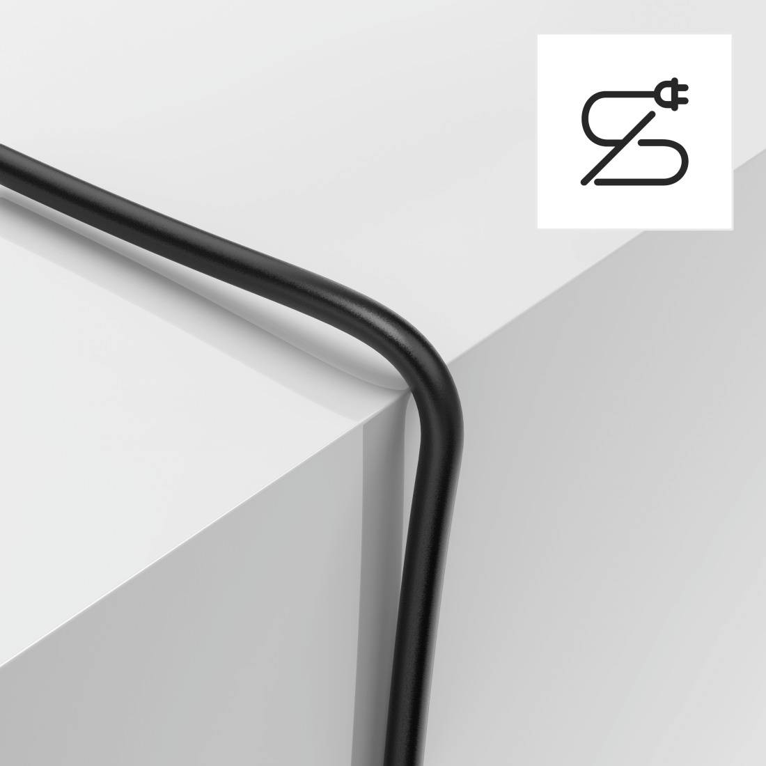 Schwarzes Kabel, das über eine weiße Boxecke gebogen ist, mit einem Stecker-Symbol, das ein Lade- oder Stromkabel anzeigt.