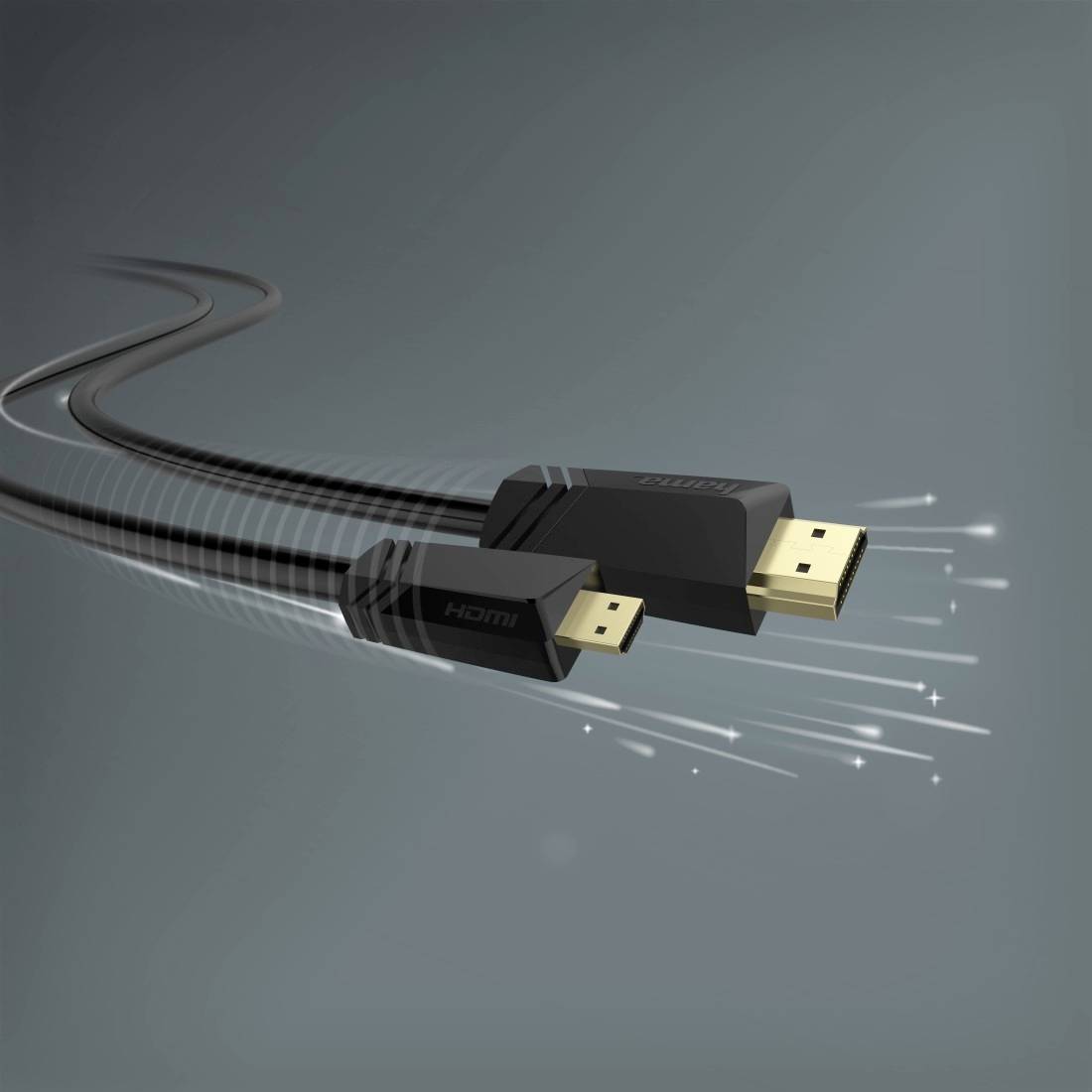 Nahaufnahme eines HDMI-Kabels mit vergoldeten Steckern, die sich vor einem grauen Hintergrund nach vorne erstrecken.