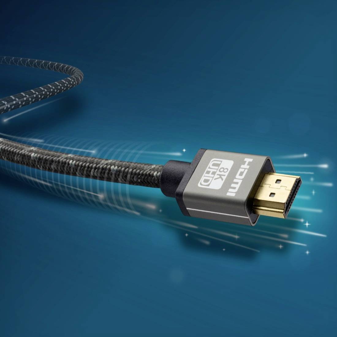Nahaufnahme eines HDMI-Kabels mit goldenem Stecker und Aufschrift „8K UHD