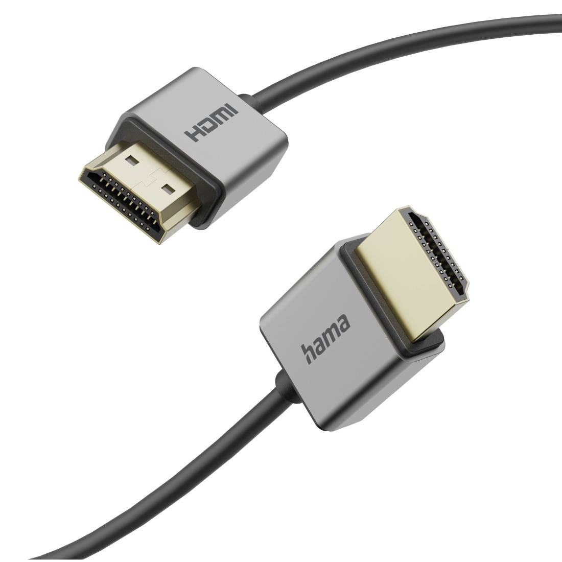 Zwei HDMI-Kabelstecker in Großaufnahme: einer mit der Aufschrift 