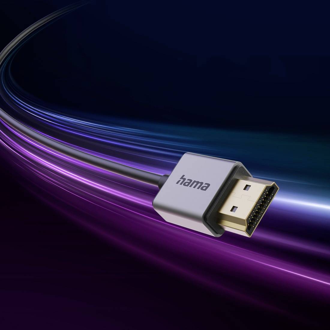 Hama HDMI-Kabelstecker auf dunklem Hintergrund mit violetten und blauen Lichtstreifen, die den Stecker und das Markenlogo hervorheben.