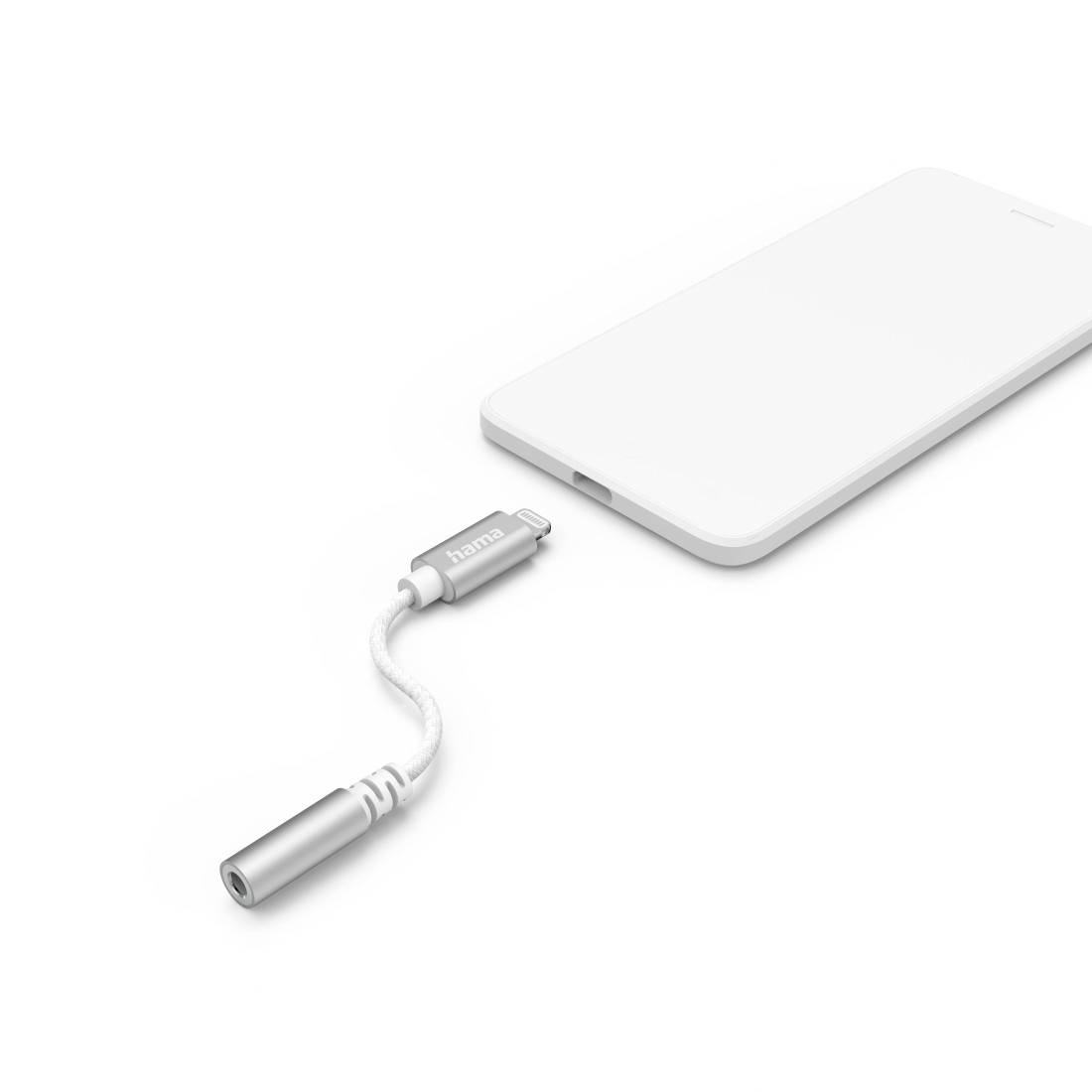Weißes Smartphone, das mit einem abgetrennten Audio-Adapter-Kabel angezeigt wird, das eine kabelgebundene Kopfhörer-Verbindung/ein Zubehör veranschaulicht.