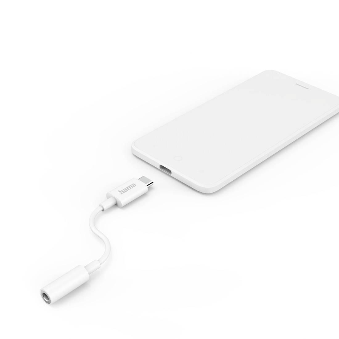 Weißes Smartphone mit USB-C-Ladekabel und Kopfhörer-Klinkenanschluss, dargestellt auf einem einfachen weißen Hintergrund.
