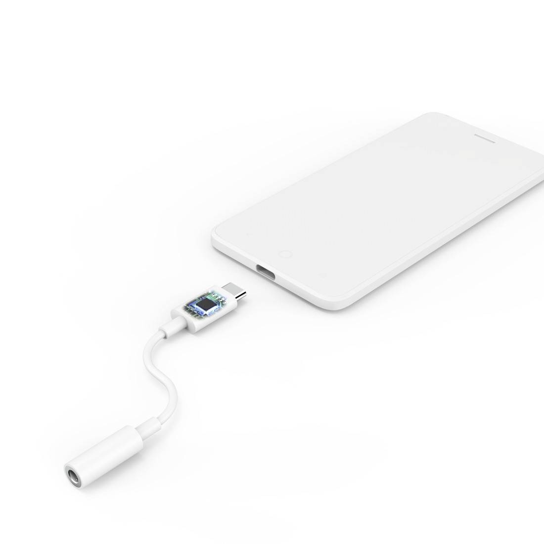 Weißes Smartphone mit einem kleinen Adapterkabel, das in seinen Ladeanschluss eingesteckt ist und in einem zylindrischen Stecker endet.