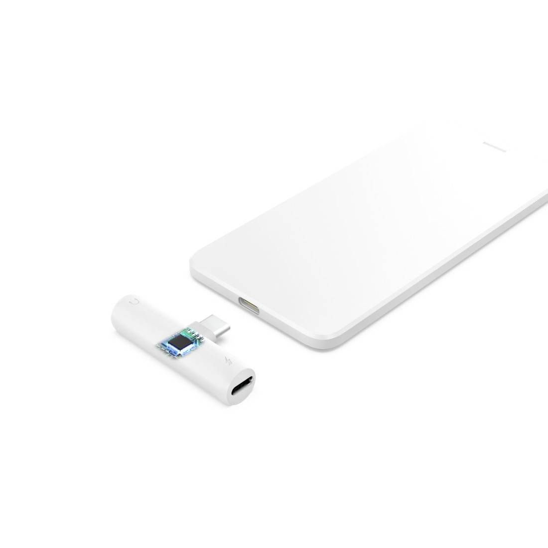 Wireless-Adapter mit USB-C-Anschluss neben einem schlanken weißen Gerät, dargestellt als Zubehör zum Verbinden oder Laden.