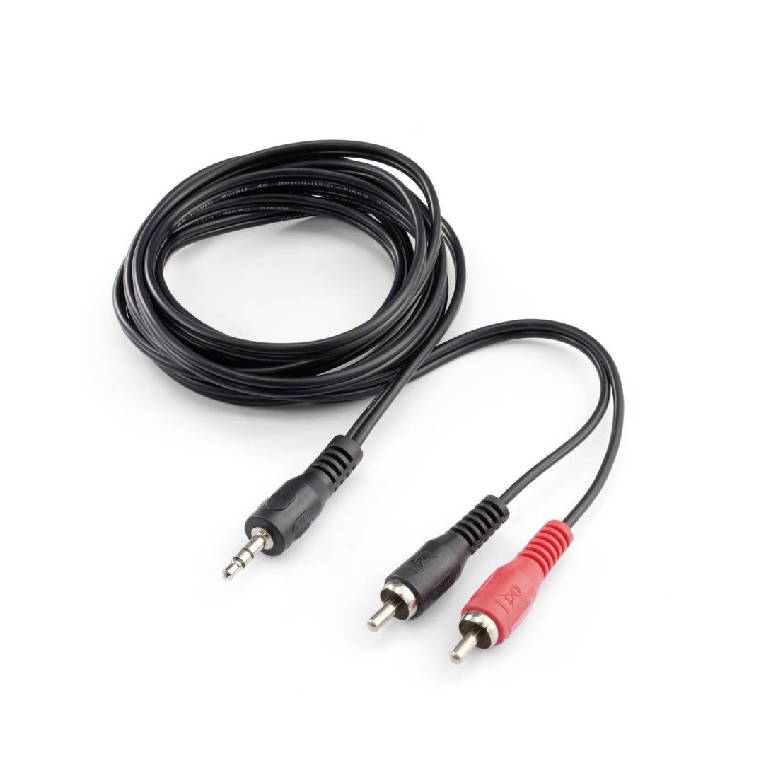 3,5-mm-Stereo-Audiokabel mit einem Stecker und zwei RCA-Steckverbindern, rot und weiß, aufgerollt auf weißem Hintergrund
