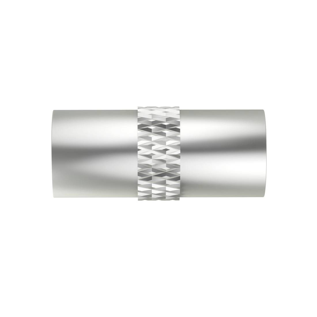 Glänzender silberner zylindrischer Metallstecker mit einer strukturierten Griffleiste in der Mitte, dargestellt vor weißem Hintergrund.