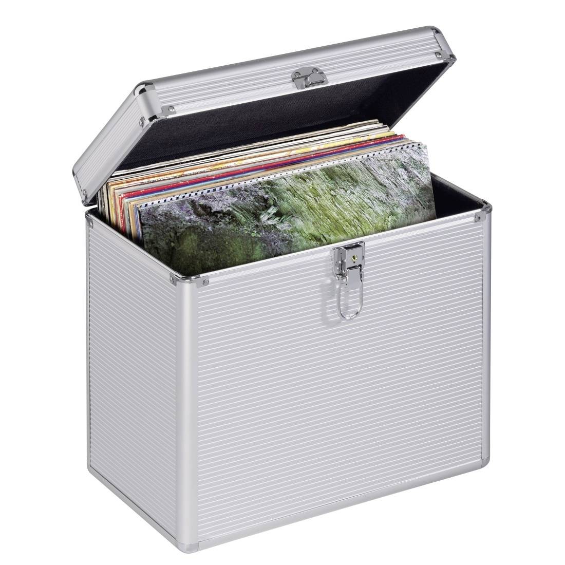 Offene Silberspeicherkiste mit mehreren Schallplatten oder Ordnern im Inneren, isoliert auf weißem Hintergrund.