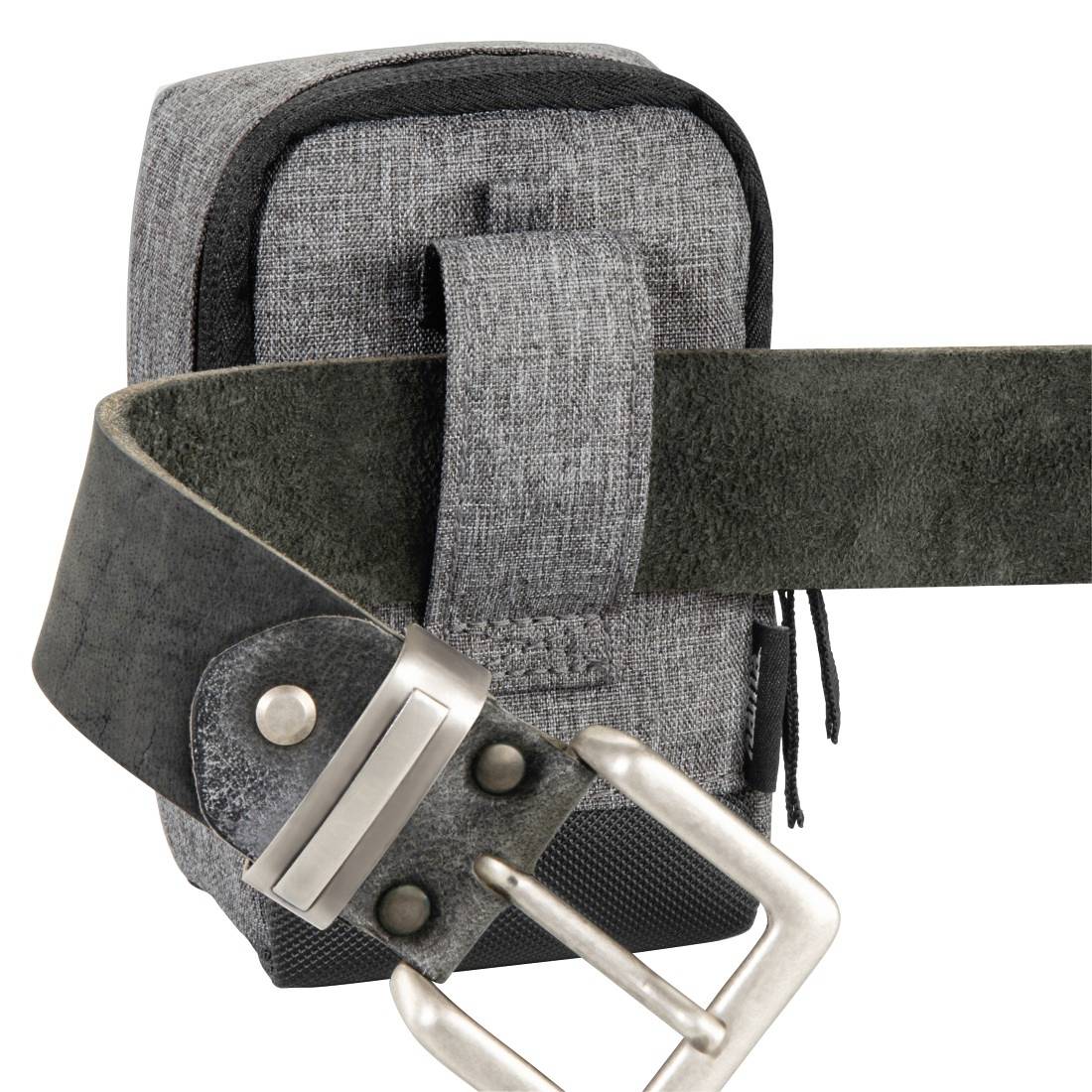 Grauer Stoffgürtel mit großer silberner Schnalle und Lederriemen, der um eine kleine graue Tasche oder ein Etui auf weißem Hintergrund gewickelt ist.