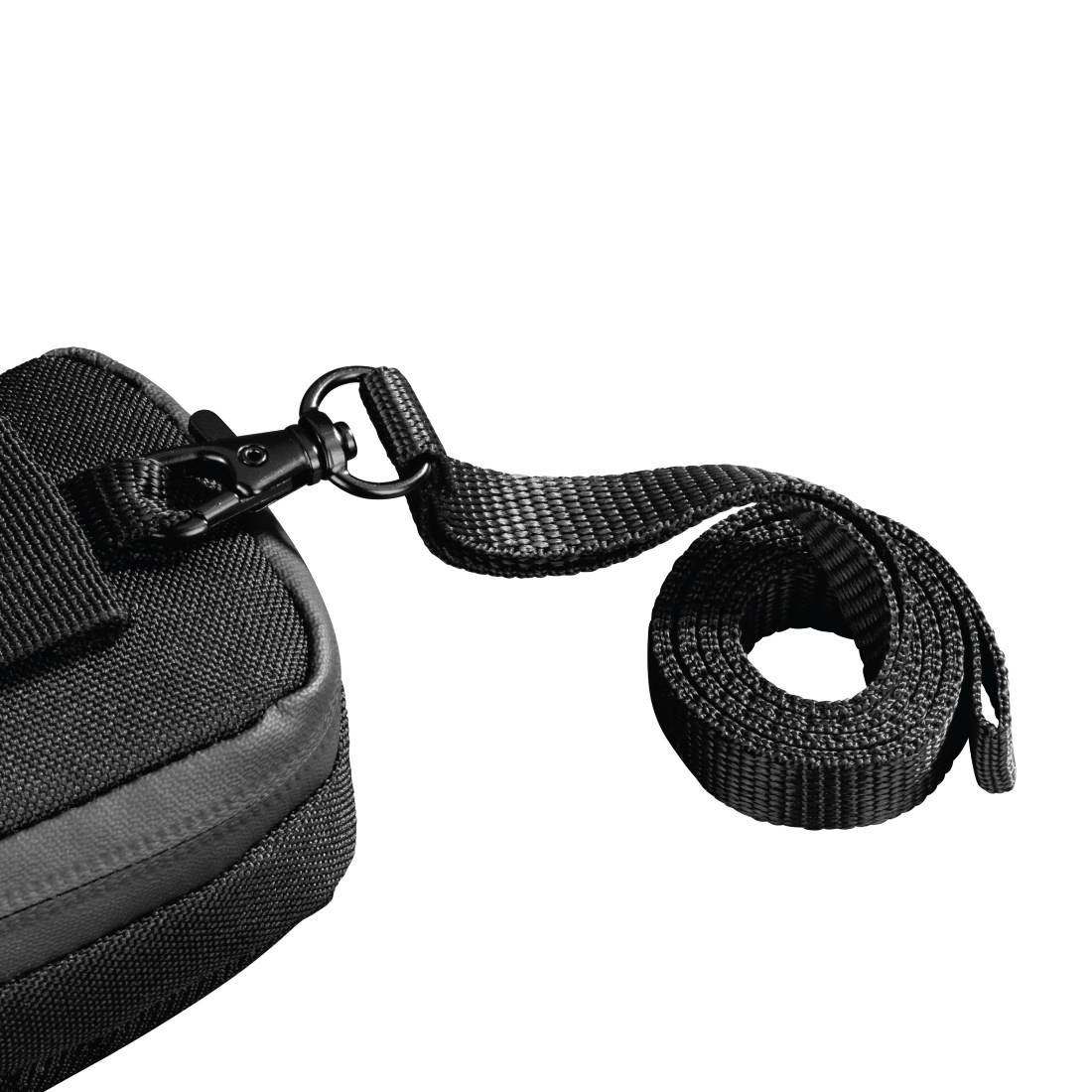 Schwarzer gewebter Trageband, der an einer schwarzen Tasche befestigt ist, wobei das Band auf weißem Hintergrund aufgerollt liegt.