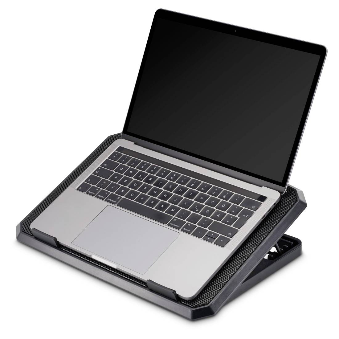 Offener Laptop, der auf einem schwarzen verstellbaren Kühlständer ruht, schräg auf weißem Hintergrund gezeigt.