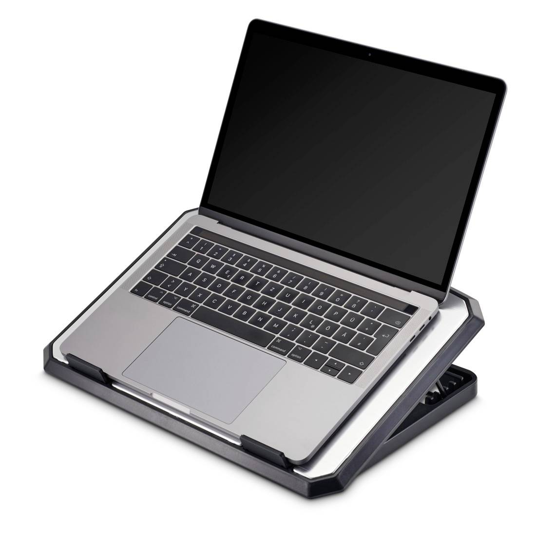 Offener Laptop-Computer, der auf einem schwarzen geneigten Ständer ruht, auf weißem Hintergrund gezeigt.