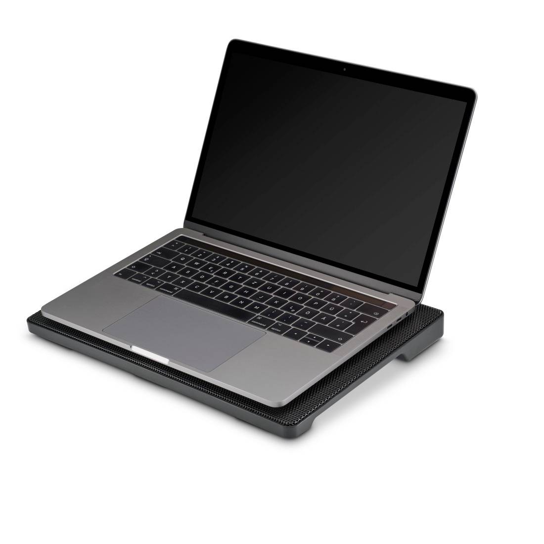 Laptop-Computer auf einem schwarzen Kühlständer ruhend, offen mit leerem Bildschirm auf weißem Hintergrund.