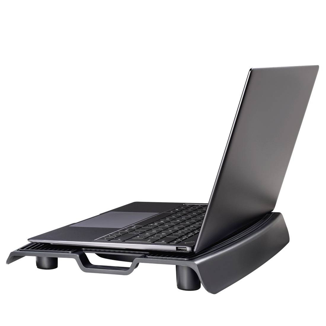 Schwarzer Laptop auf einem geneigten ergonomischen Kühlständer mit vorderem Griff und erhöhter Rückenstütze, freistehend auf weißem Hintergrund.