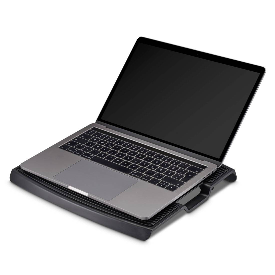 Laptop auf einem verstellbaren Kühlständer vor weißem Hintergrund.