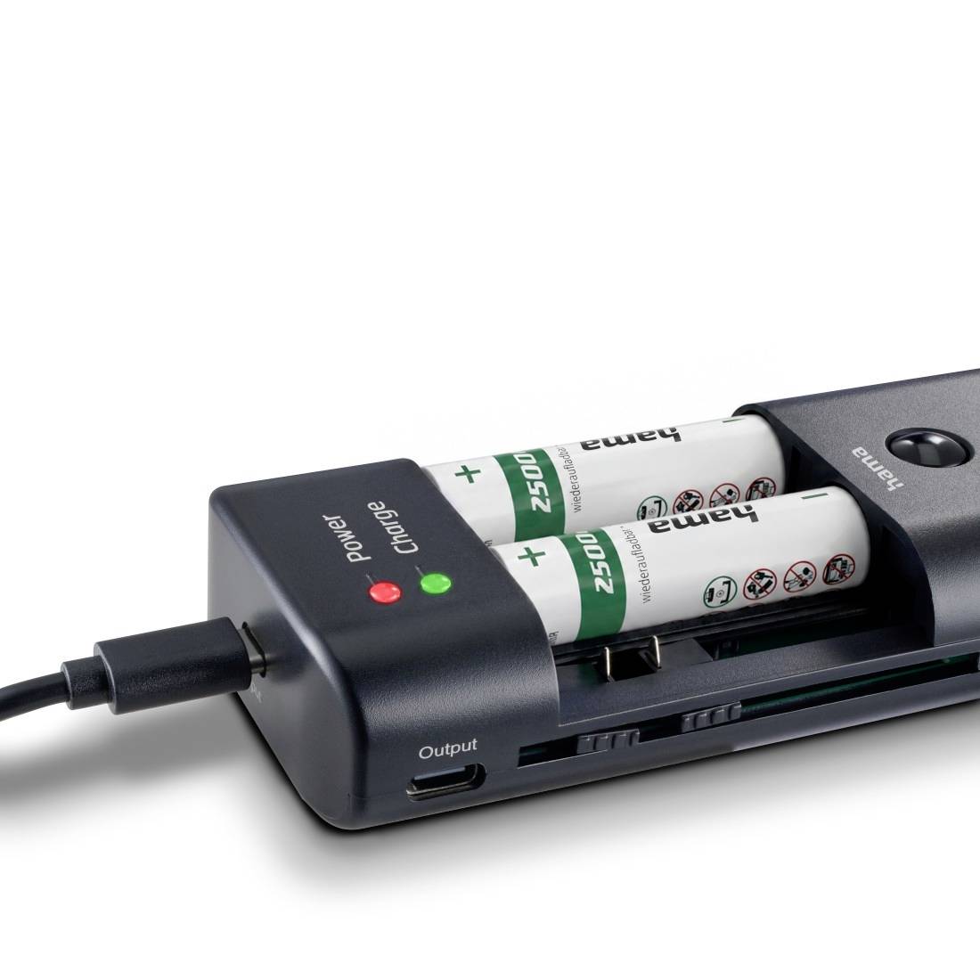 Batteriëladegerät mit zwei eingesetzten AA-Akkus, zeigt Stromversorgungs- und Ladeanzeigeleuchten.