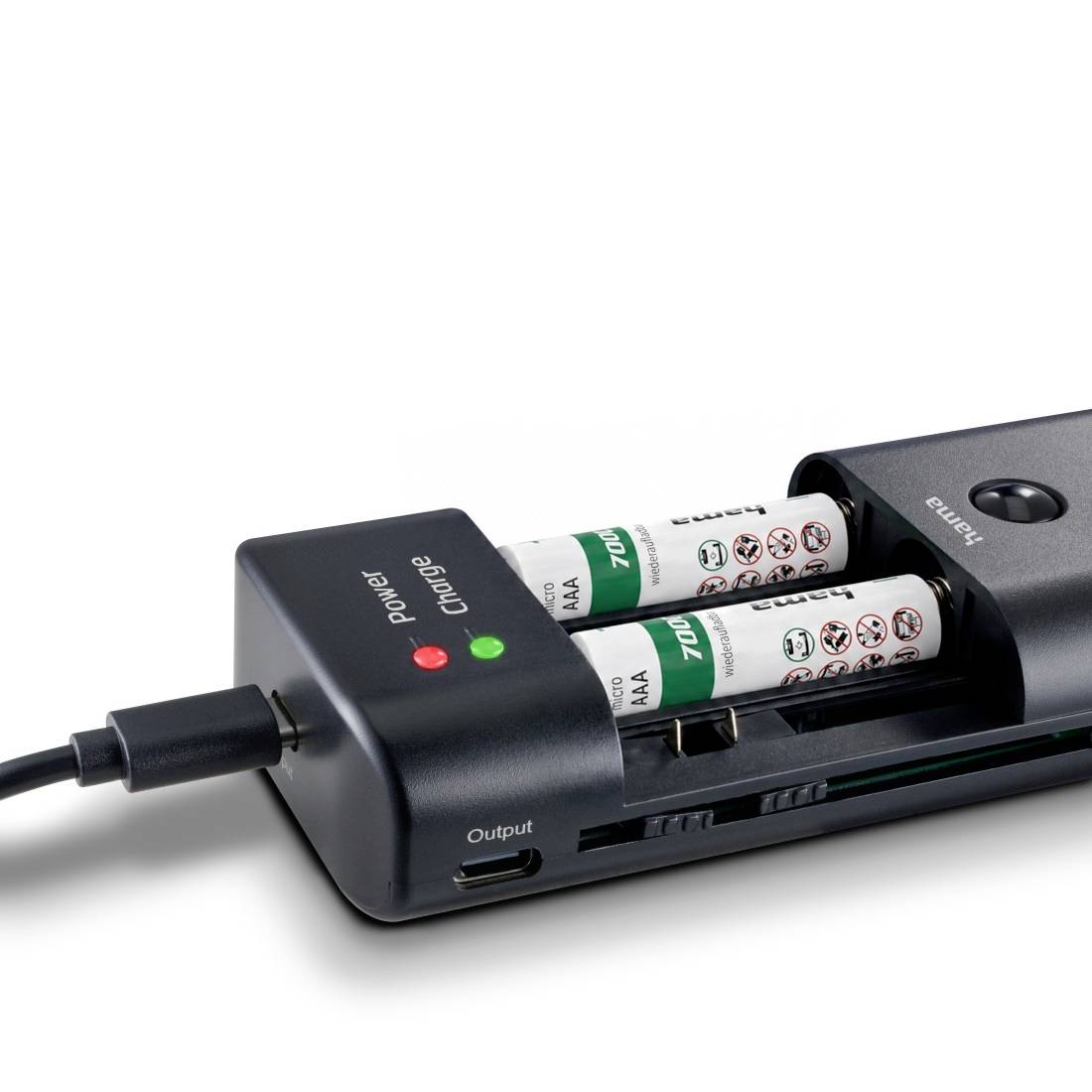 Batterie-Ladegerät mit zwei eingesetzten AAA-Batterien, das rote Stromversorgung- und grüne Ladesymbolleuchten anzeigt, und mit einem USB-Kabel verbunden.