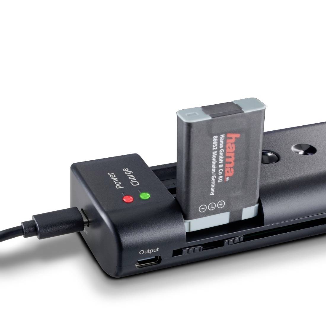 Kamerabatterieladegerät mit eingesetzter Hama-Batterie und sichtbaren Stromversorgungs-/Ladieanzeigeleuchten