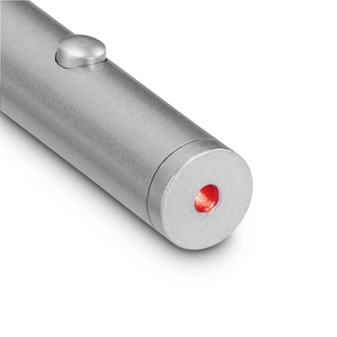 Nahaufnahme eines silbernen tragbaren Laserzeigers mit rotem Licht, das an der Spitze auf weißem Hintergrund leuchtet.