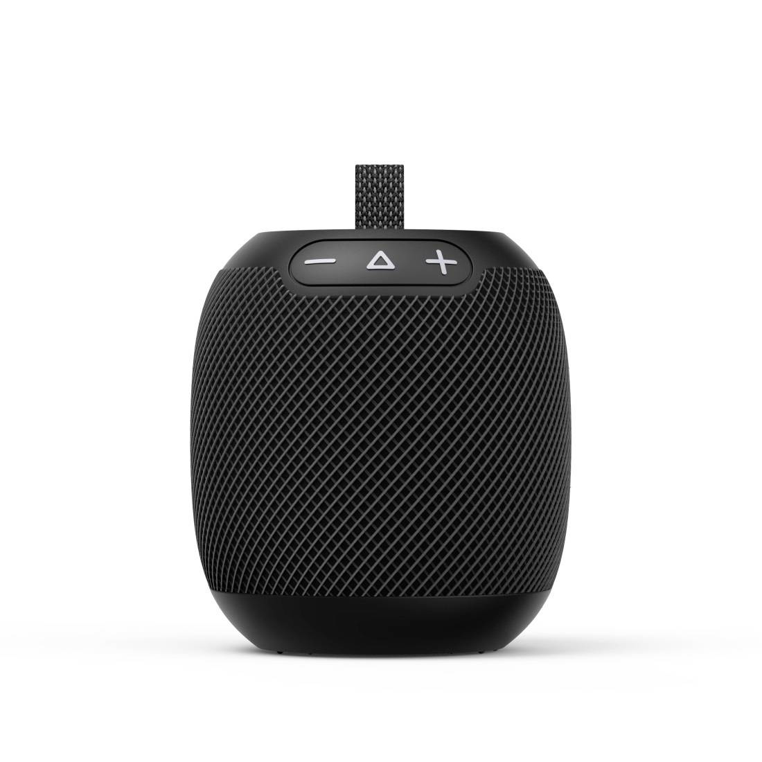 Schwarzer tragbarer Bluetooth-Lautsprecher mit Meshgrill, oberen Tragegriff und Lautstärkeregler minus/plus auf weißem Hintergrund