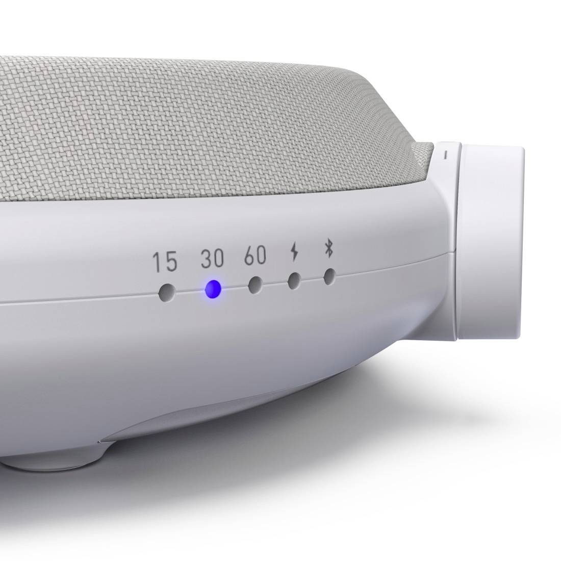 Nahaufnahme eines weißen Geräts mit einer Stoffoberfläche und Kontrollleuchten mit den Beschriftungen 15, 30, 60, Power und Bluetooth; die 30-Anzeige leuchtet blau auf.