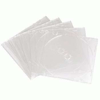 Stapel durchsichtiger Kunststoff-CD-Hüllen auf weißem Hintergrund