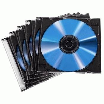 Stapel blauer CD-Discs in schwarzen Jewel Cases auf weißem Hintergrund.