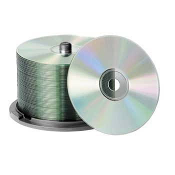 Stapel leerer CDs/DVDs in einem Spindelcase mit einer Disc, die gegen die Vorderseite lehnt.