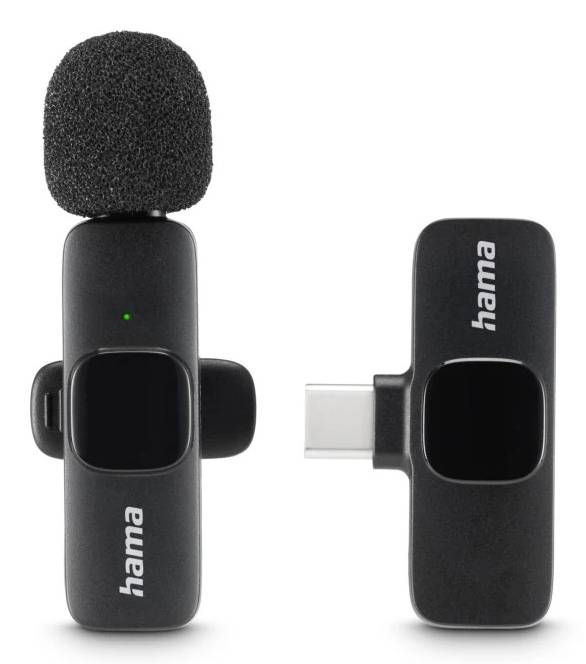 Zwei Hama kabellose Mikrofon-Sender: einer mit Schaumstoff-Windschutz in Vorderansicht und einer mit USB-C-Stecker in Seitenansicht.