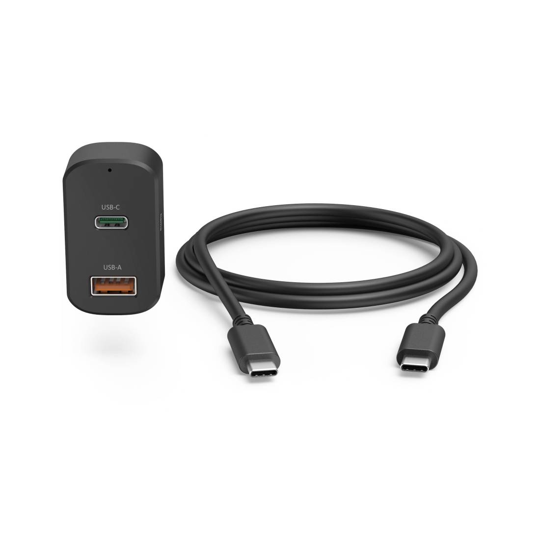 Schwarzer USB-Ladegerät-Adapter mit USB-C- und USB-A-Anschlüssen neben einem aufgerollten USB-C-Kabel mit zwei USB-C-Steckern.