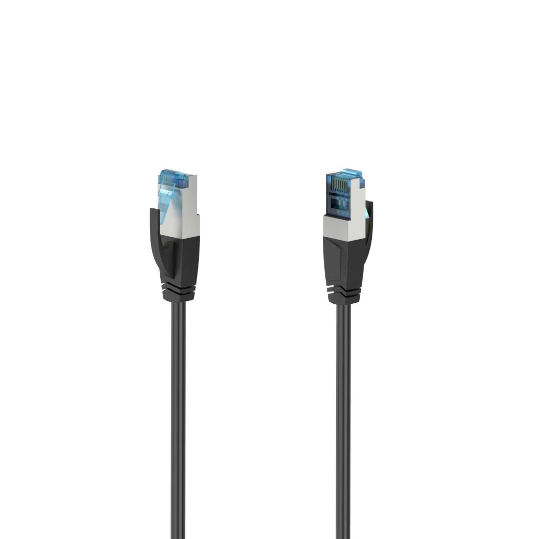 Zwei schwarze Ethernet-Stecker nebeneinander vor weißem Hintergrund gezeigt, einer mit sichtbarem transparentem blauem Clipschutz.