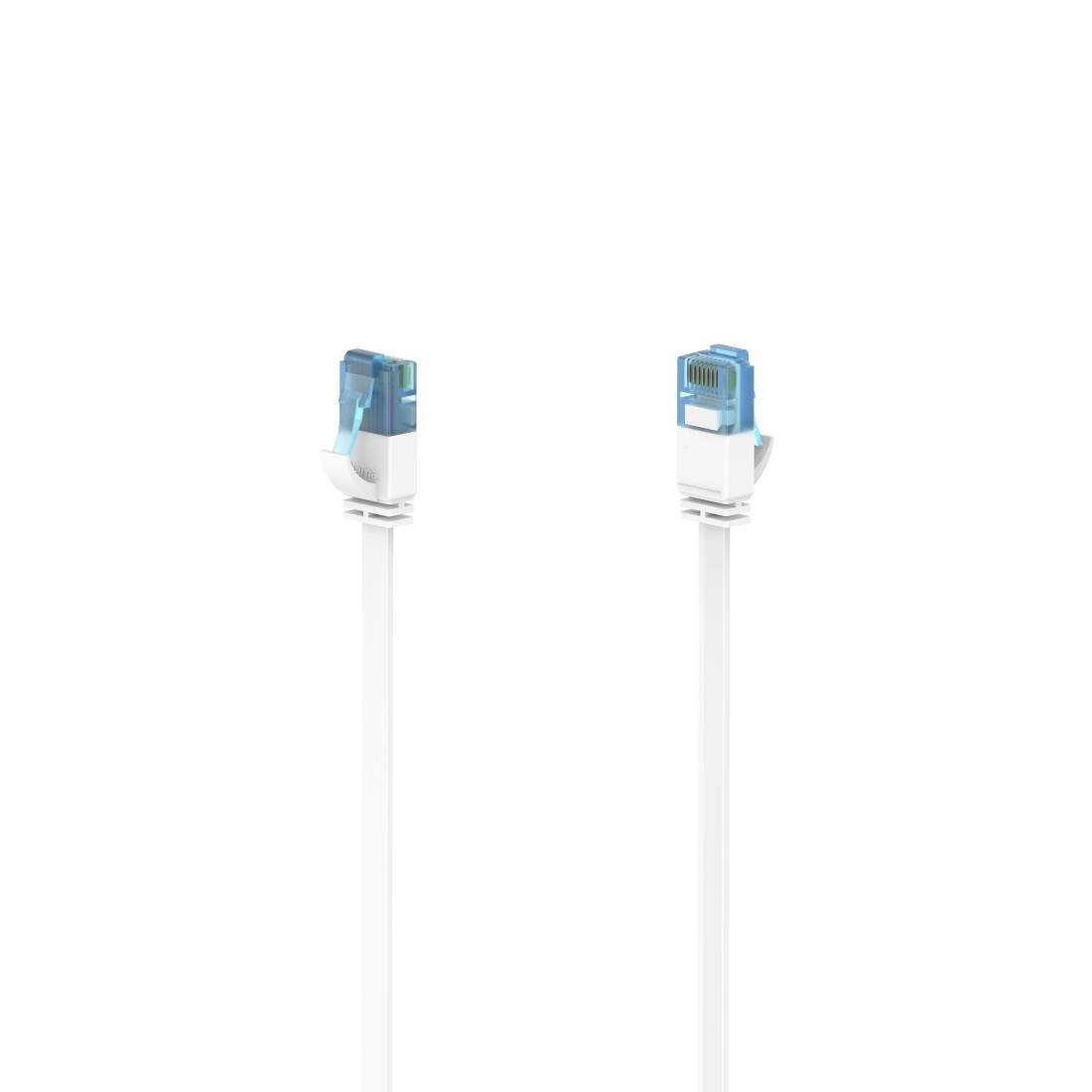 Zwei weiße Ethernet-Kabel mit blauen RJ45-Steckern nebeneinander auf einem einfachen weißen Hintergrund dargestellt.