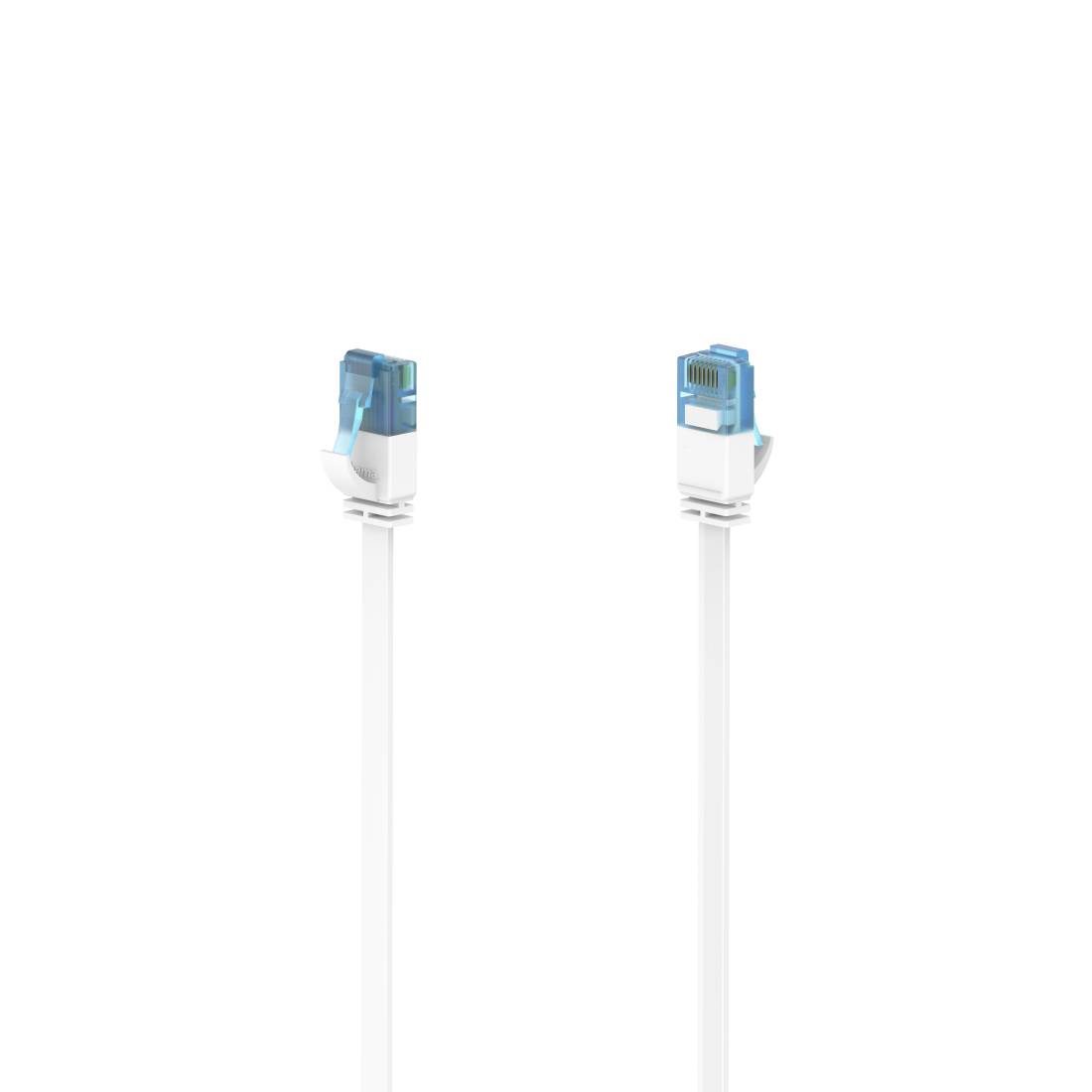 Zwei weiße Ethernet-Kabel mit blauen RJ45-Steckern auf einem schlichten weißen Hintergrund, nebeneinander angeordnet.
