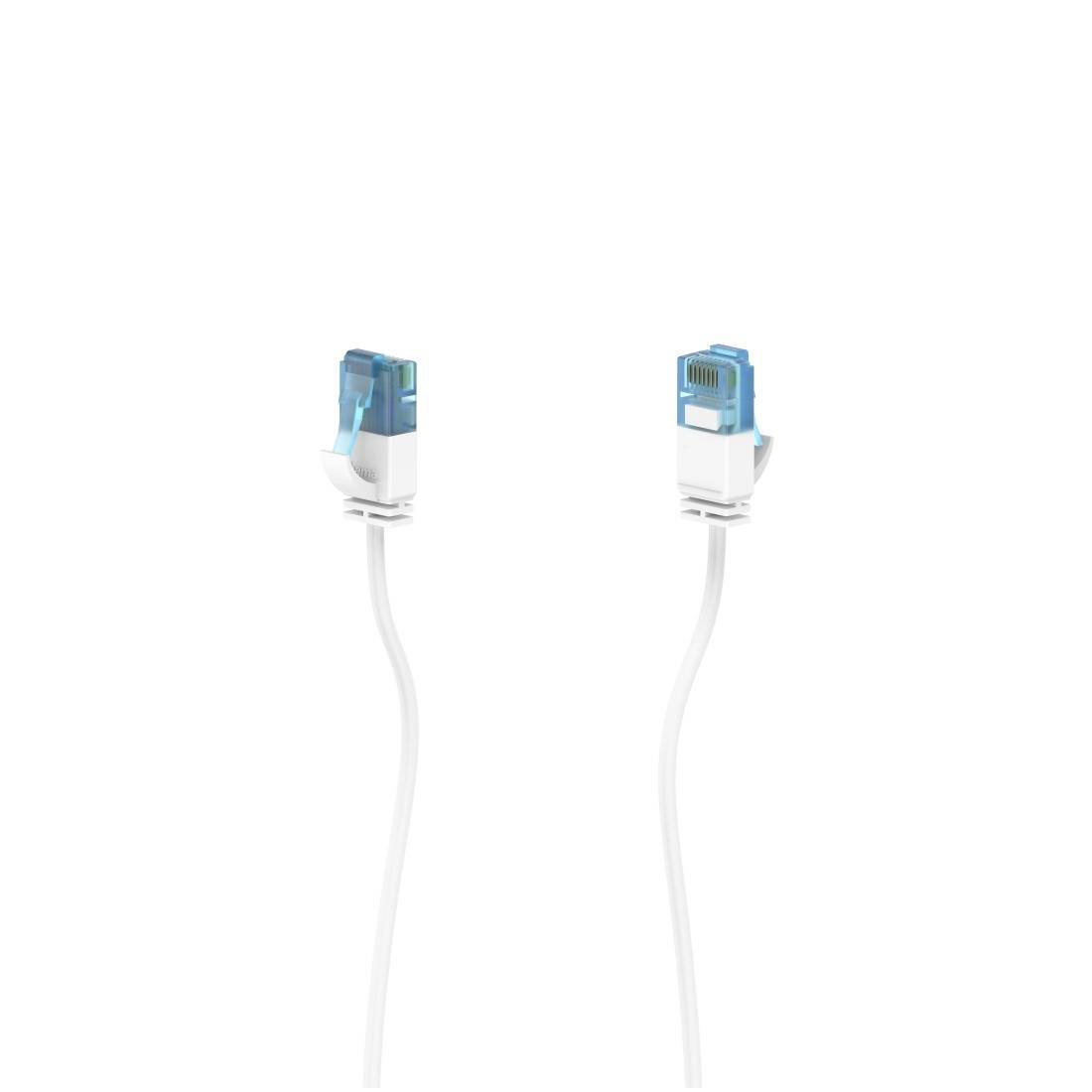 Zwei weiße Ethernet-Netzwerkkabel mit blauen Steckverbindern auf einem einfachen weißen Hintergrund.