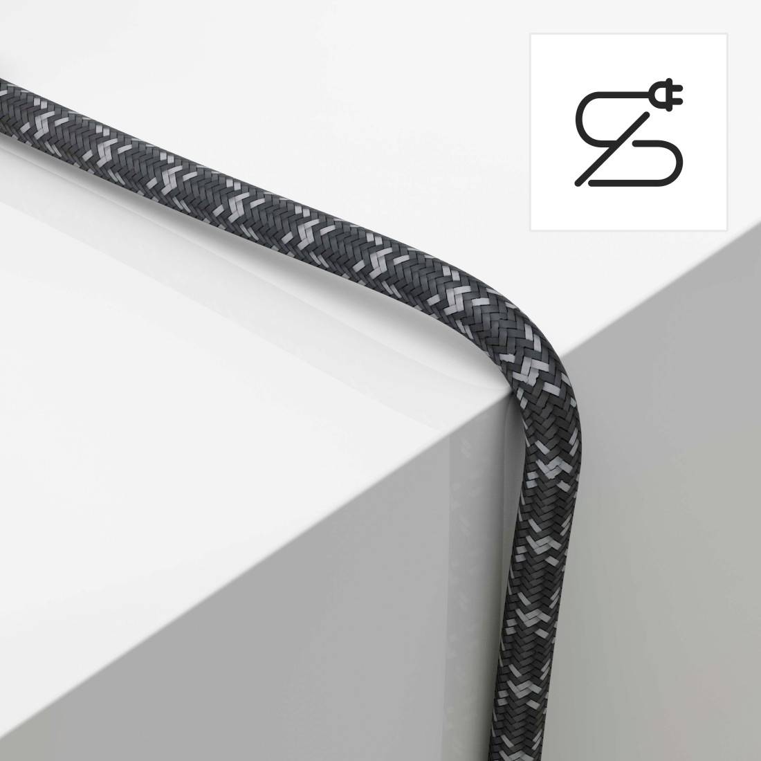 Geflochtenes schwarzes Ladekabel, das über eine weiße Kante gebeugt ist, mit einem Stecker-Symbol oben rechts, das ein Kabel oder Stromkabel anzeigt.