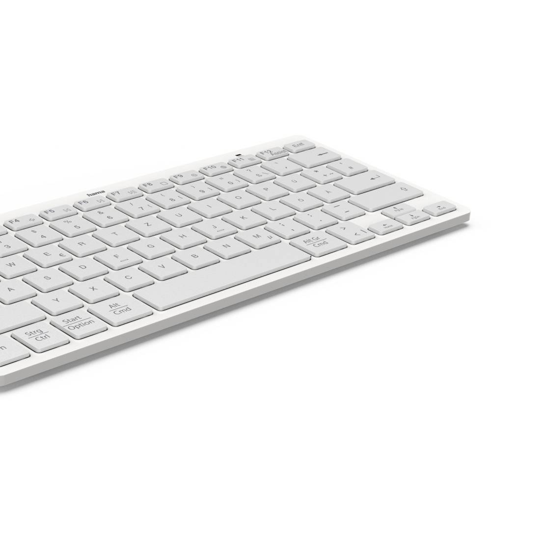 Weiße schlanke kabellose Computertastatur in schräger Perspektive vor einfachem weißem Hintergrund.