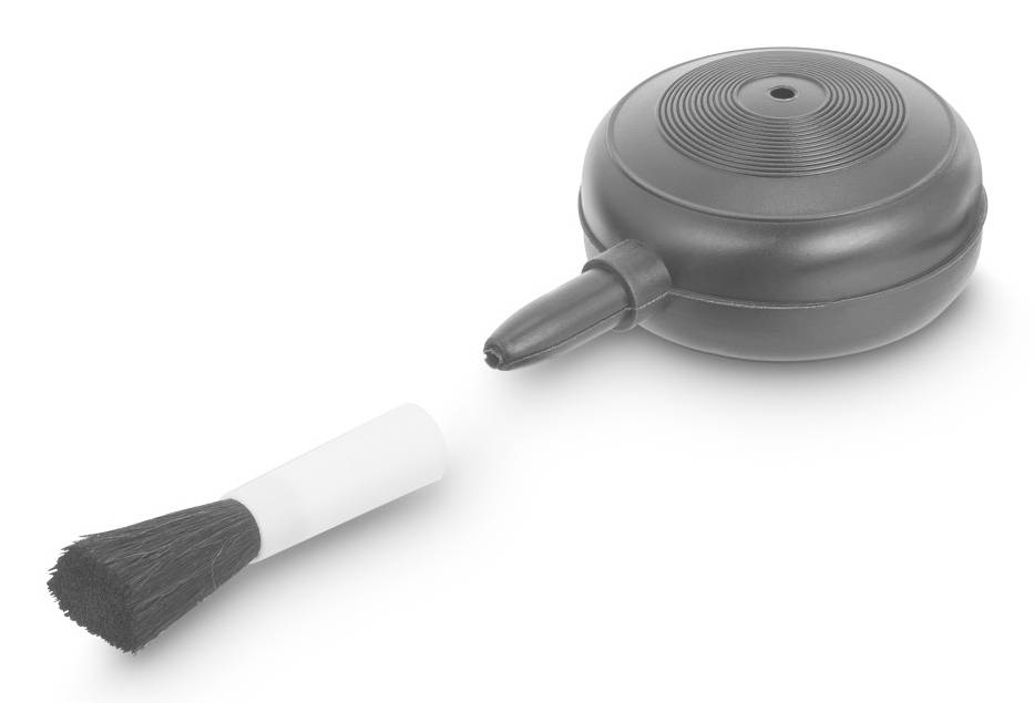 Schwarzer Luftbläser mit Bürstenaufsatz, verwendet zum Entfernen von Staub aus Kameras oder Elektronik.