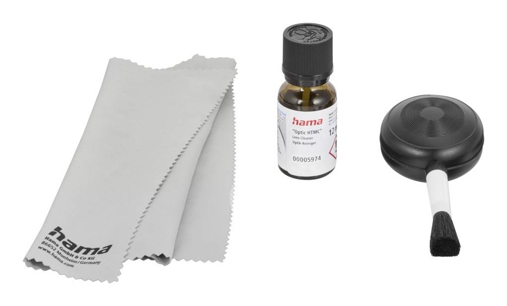 Kamera-Objektivreinigungsset mit Mikrofasertuch, Reinigungslösungsflasche und Druckluftbürste auf weißem Hintergrund