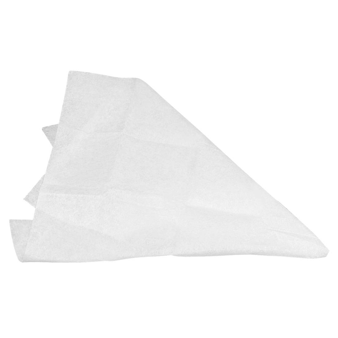Weißes gefaltetes Tuch, Polster oder Filtermaterial auf schlicht strukturiertem Hintergrund.