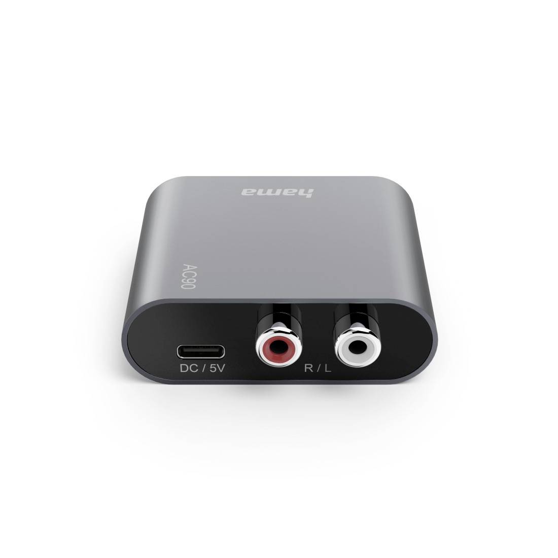 Kompakter Hama AC90 Audio-Adapter mit USB-C-Stromeingang und zwei RCA-Audiobuchsen mit der Beschriftung R/L auf einem grauen Gehäuse.