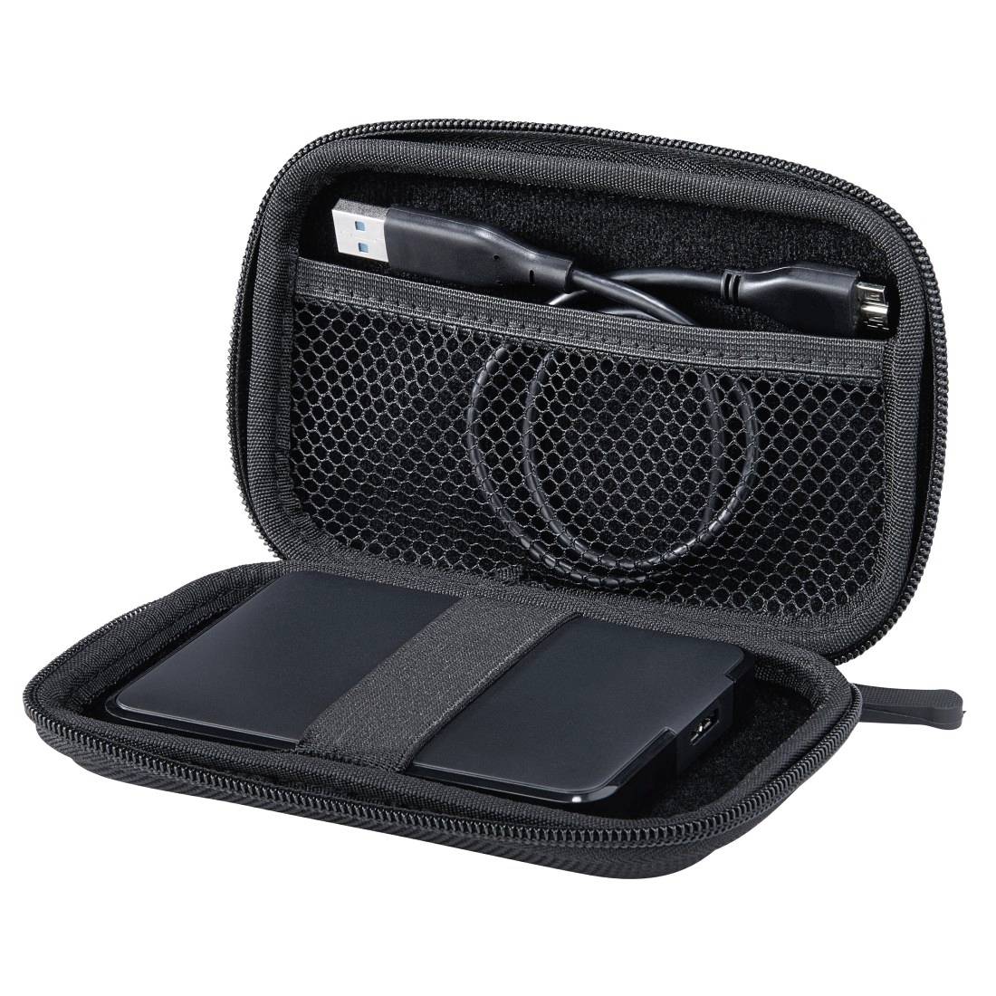 Tragbare Festplatte in einem schwarzen Reiseetui mit Reißverschluss und USB-Kabel in der Netztasche verstaut.