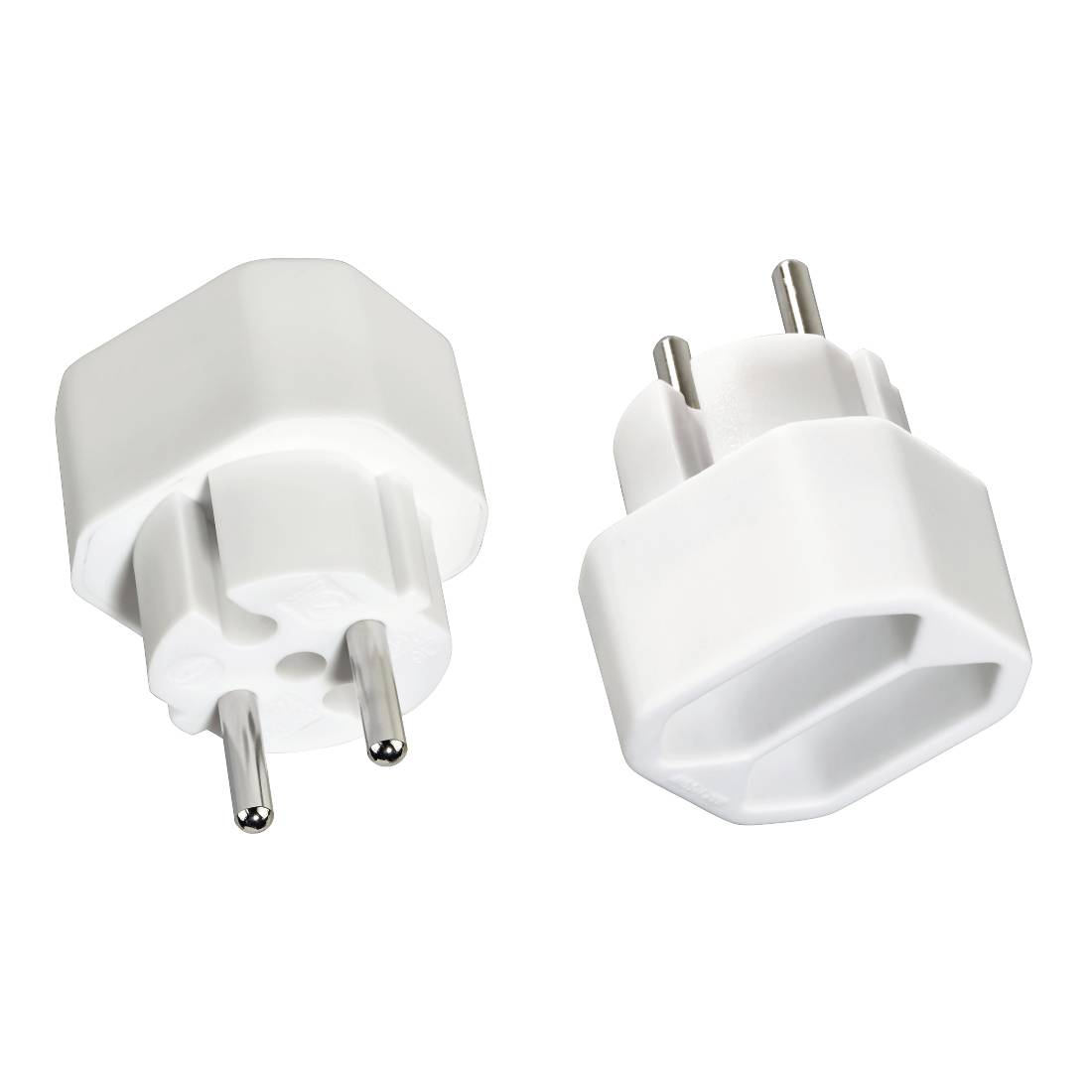 Zwei weiße Stromstecker-Adapter mit runden Metallstiften auf einem einfachen Hintergrund, aus verschiedenen Blickwinkeln gezeigt.