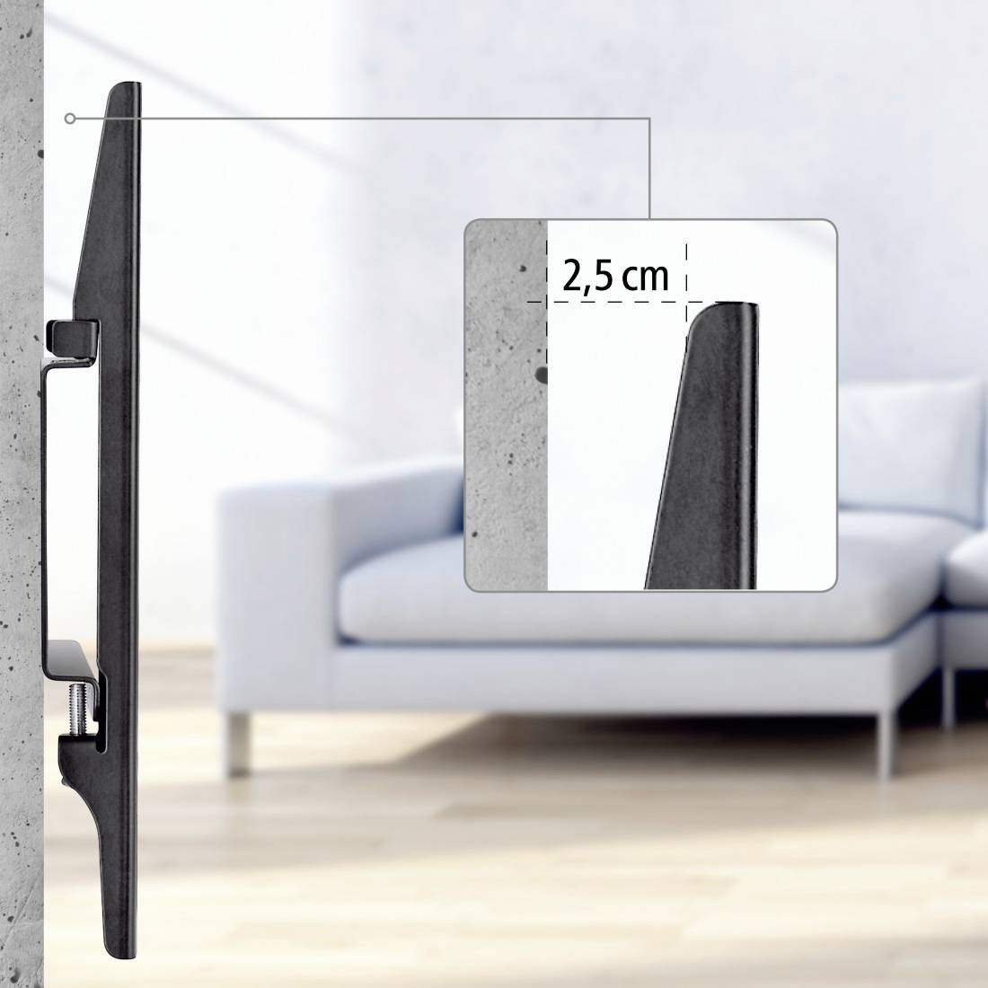 Seitenansicht einer schwarzen wandmontierten Halterung oder eines Panels mit einem Abstandsdetail von 2,5 cm, angezeigt in einer Wohnzimmerumgebung.